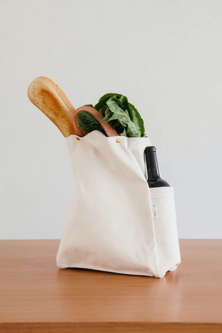 Combos de comida para Cuba. brown wooden rolling pin beside white paper bag