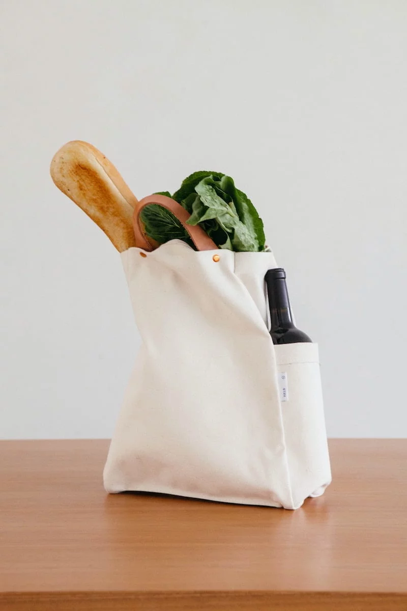 Combos de comida para Cuba. brown wooden rolling pin beside white paper bag